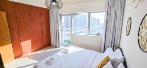 Spacious 2 Bed Apt at Marina High Floor