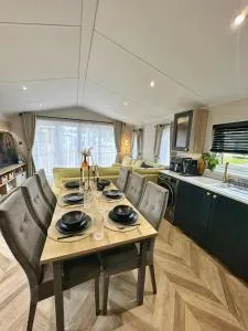 Charles Alexander Short Stay - The Little Lytham Lodge - Freckleton