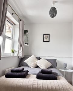 Peace and comfort in town house close to station