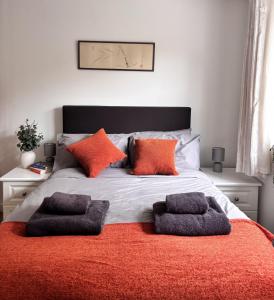 Peace and comfort in town house close to station