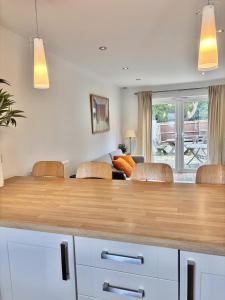 Peace and comfort in town house close to station