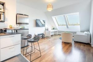 Cute Central Apartment with Balcony