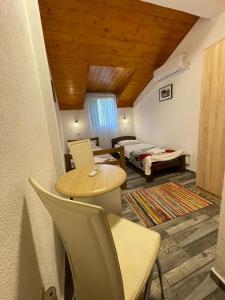 Twin Room with Garden View room in Sindjon