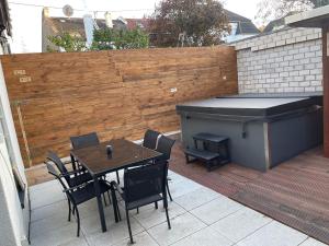 Winter Oase Beheizter Whirlpool Sauna und Kamin