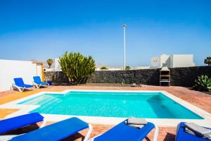 Villa Aleksandra Spacious for 8 guests, Heated Pool, Mountain Views