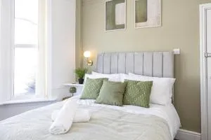 New Listing Stunning Liverpool Abode Lounge Room Sleeps 9 - Walton on the Hill