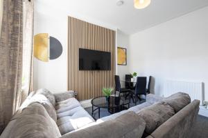 New Listing Stunning Liverpool Abode Lounge Room Sleeps 9