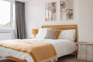 Modern Bright Spacious Home - Roundhay