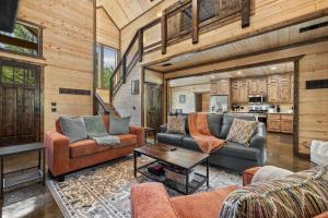 Brand New! Pop's Place, Pet Friendly, Hot Tub, Playset, Firewood, and More!
