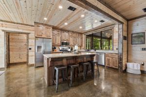 Brand New! Pops Place, Pet Friendly, Hot Tub, Playset, Firewood, and More!