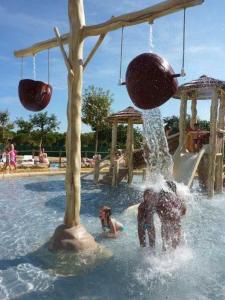 Campings Camping 4 etoiles - Parc aquatique - efaaa0 : photos des chambres