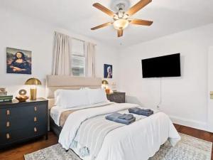 Classic Meets Contemporary I Minutes to Cle Clinic