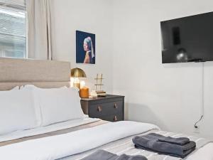 Classic Meets Contemporary I Minutes to Cle Clinic