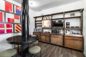 Spacious Riverfront Suite - Close to Downtown - The Angle