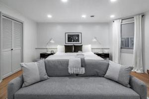 Spacious Riverfront Suite - Close to Downtown