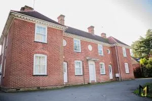 Spacious 10 Bed Contractor Pad - Bray