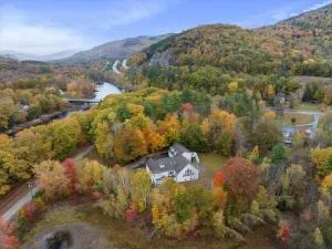 White Mountain Retreat with Theater, Fire Pit, Game Room and River Access - وودستوك