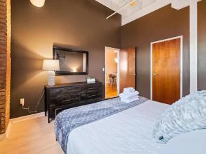 Lakefront Loft - Walk 2 First Energy x Progressive