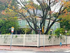 Harvard House - 2BR Retreat adjacent to university - Everett