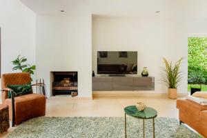 Lanaken Retreat: Pool Jacuzzi and Sauna