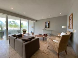Spacious Magia Condo Steps to the beach & 5th Ave