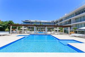 Spacious Magia Condo Steps to the beach & 5th Ave