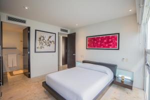 Spacious Magia Condo Steps to the beach & 5th Ave