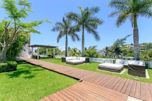 Spacious Magia Condo Steps to the beach & 5th Ave