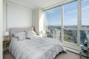 Luxury 2 Bed 2 Bath Condo Downtown Vancouver with Free Parking