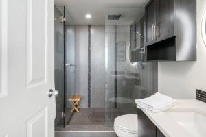 Luxury 2 Bed 2 Bath Condo Downtown Vancouver with Free Parking