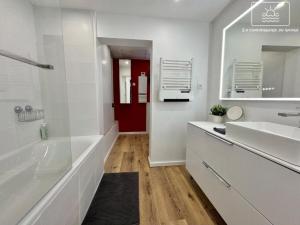 La Gacélyte Piscine privée joli bas de villa