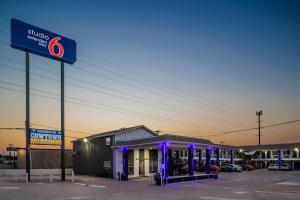 Studio 6 Fort Worth, TX - Stockyards East