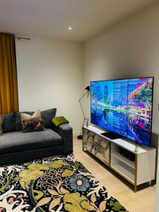 Luxury High Rise 2-Bed With Lovely View In Canary Wharf