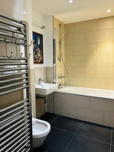 Luxury High Rise 2-Bed With Lovely View In Canary Wharf