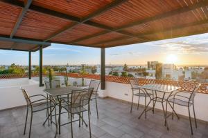 Pineda Suite # 202 with parking and housekeeping