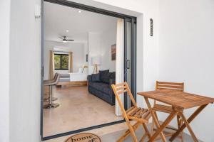 Pineda Suite # 202 with parking and housekeeping