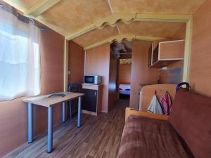 Roulotte tout confort au milieu des animaux