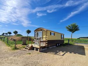 Roulotte tout confort au milieu des animaux