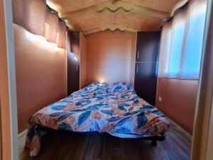 Roulotte tout confort au milieu des animaux