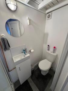 Studio with 3 beds- 20 min from London Bridge and Gatwick Airport