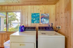 Lakefront Minnesota Escape w Fire Pit & Boat Dock