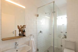 Four Peaks Duplex - 4 Sleeper with Mountain Views, Balcony and Pool in Hout Bay Beachfront