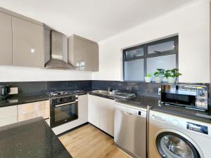 Canal, Mountains, Sea Views, Pool, Gym, Parking, Wifi