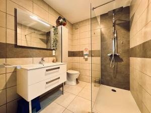 Maisons de vacances Le Montadou avec Roof Top - local velosmotos - netflix - climatisation : photos des chambres