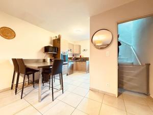 Maisons de vacances Le Montadou avec Roof Top - local velosmotos - netflix - climatisation : Maison 2 Chambres