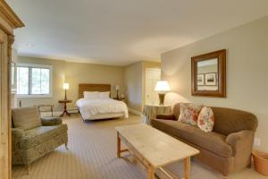 Stunning Warren Lakefront Home Deck, Grill, Sauna