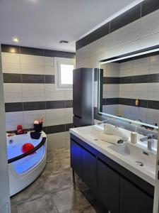 Magnifique maison avec baignoire balnéo
