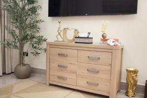 غرفة نوم فاخرة في مبنى راقي