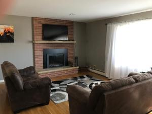 Family friendly spacious with jacuzzi & fireplace!