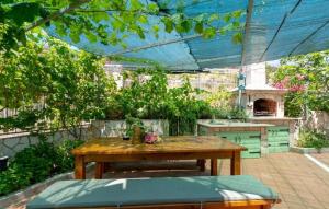 Apartments Vida with garden: